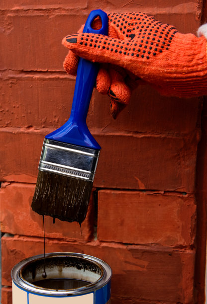 拉近拿画笔的手图片下载