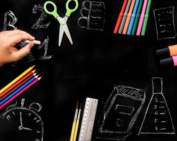 学生用粉笔在黑板上画数字和字母。图片下载