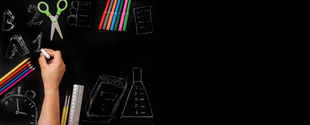 学生用粉笔在黑板上画数字和字母。图片下载