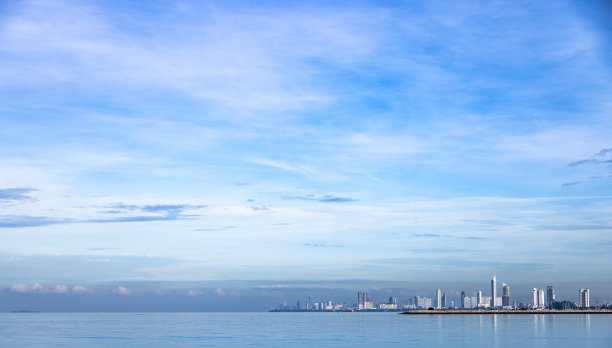 带天空和大海的全景大城市。泰国芭堤雅市天空景观的背景图片下载