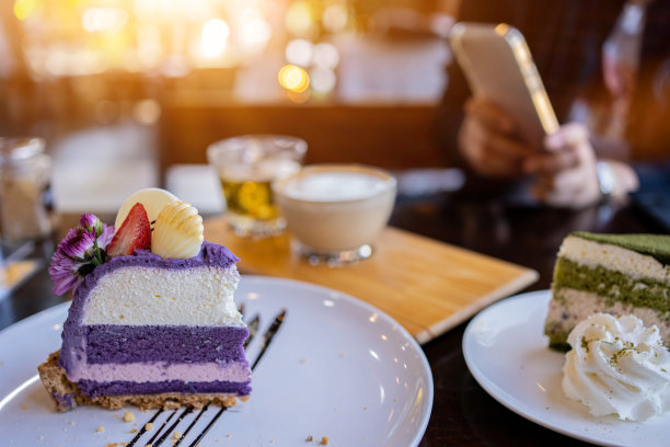 一名女子在咖啡厅用手机为蛋糕和咖啡拍照。在假期里独自放松和娱乐。图片下载