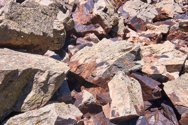 摇摇欲坠的岩石从悬崖上掉了下来图片下载