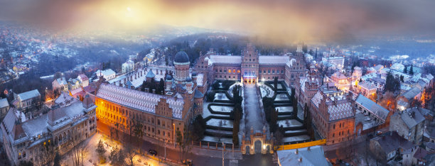 切尔尼夫茨大学上空的夜航飞机图片下载