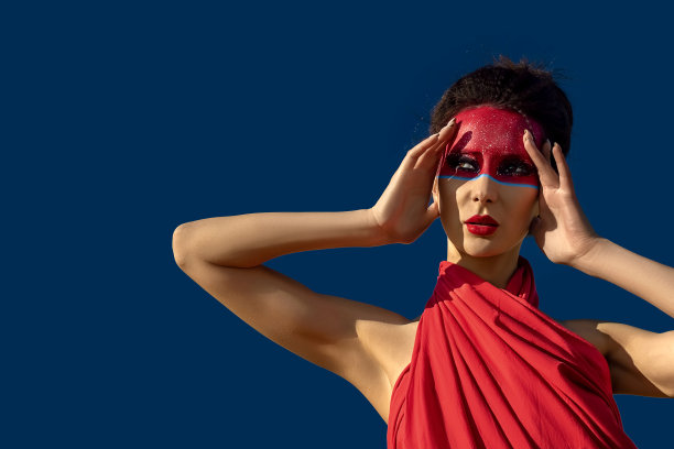 一个美丽的年轻黑发女人的肖像与创造性的化妆在她的脸上图片下载