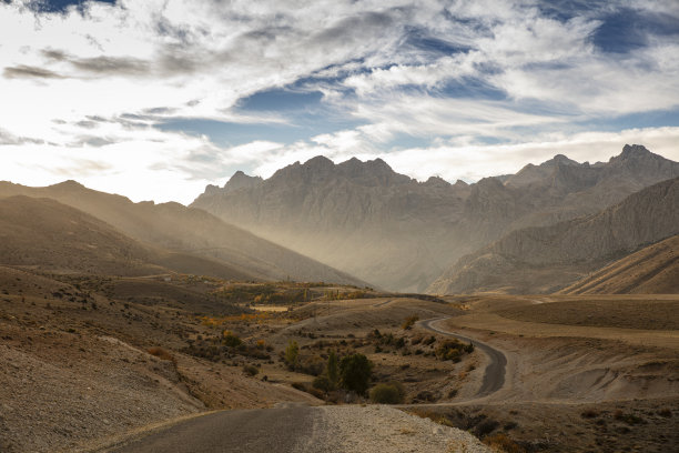 土耳其尼格德阿拉达格拉国家公园的德米卡兹克山。德米卡兹克山是阿拉达格拉最著名的山。图片下载