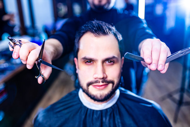 理发师在理发店为男顾客理发图片下载