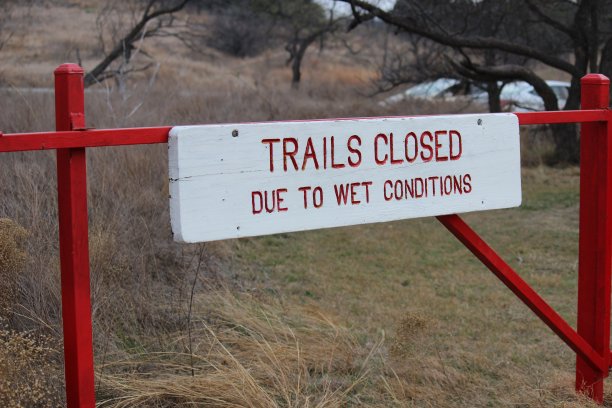 跑道因潮湿而关闭图片下载