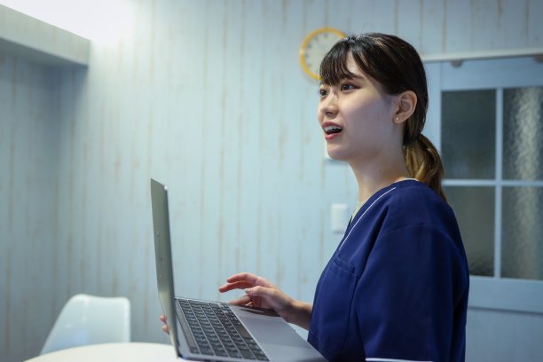 医疗保健工作者的肖像，看起来充满希望图片下载