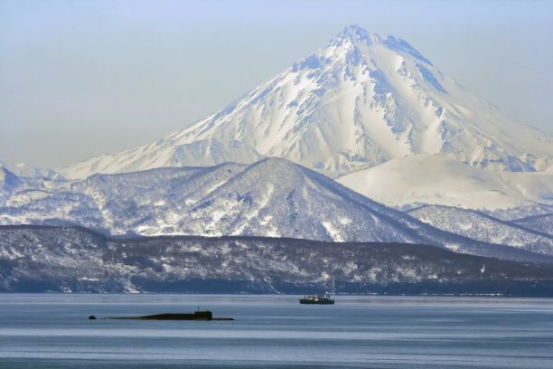 阿瓦查湾风景：潜艇和渔船，火山背景图片下载