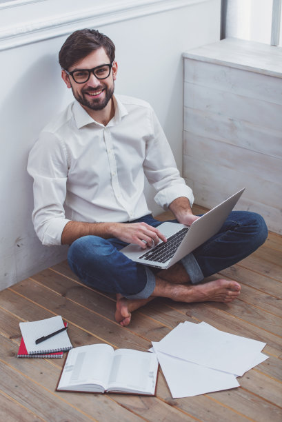 英俊的商人带着小玩意图片下载