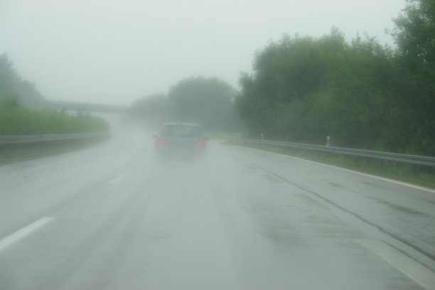 潮湿的路图片下载