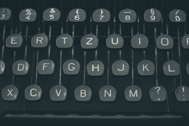 在一张嘈杂的照片中，老式打字机的键盘很有风格，很复古，很近。图片下载