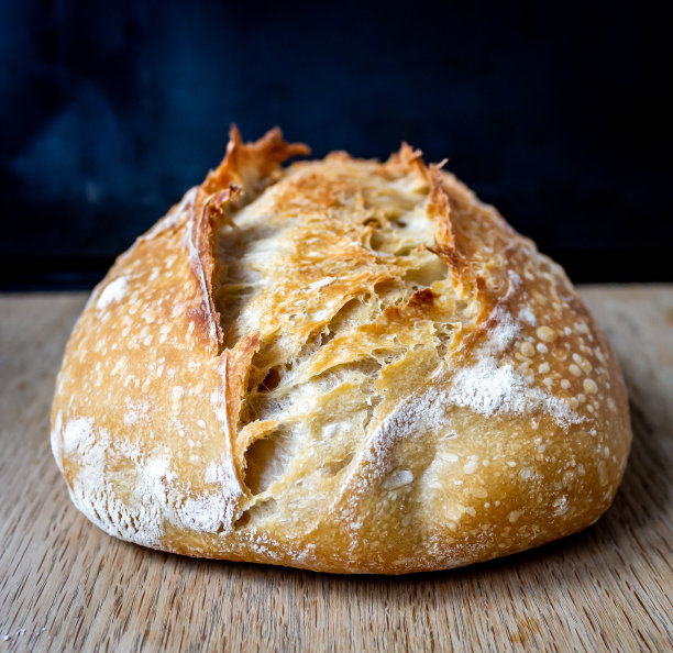 木桌上自制酸面包的俯视图图片下载