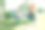 户外写真快乐的年轻妈妈和可爱的小女孩在春天的公园里玩耍，坐在长凳上，用手拍手图片下载