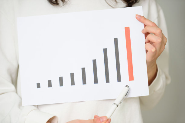 一个女人看到了一个正在增长的图表。图片下载