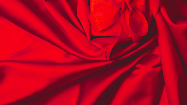 抽象背景的豪华布或液体波或波褶丝质地的绸缎与礼盒。情人节的背景。爱壁纸图片下载