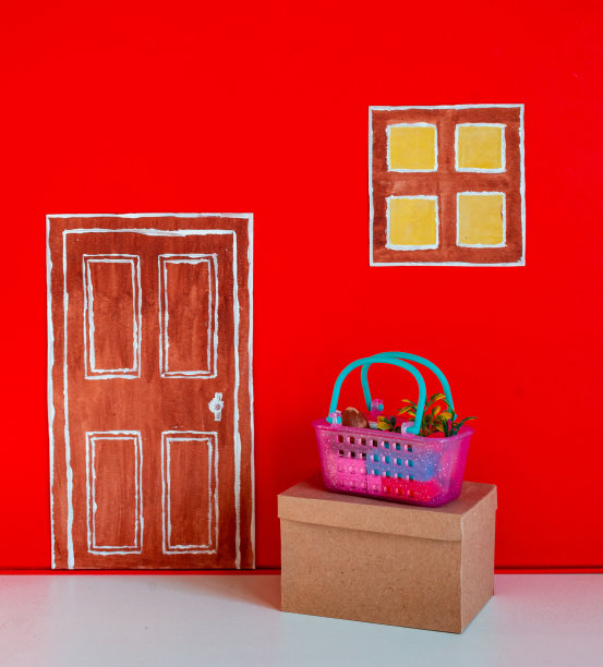 红色装饰的房子与玩具包裹和产品。非接触式包装盒及产品的交付。图片下载