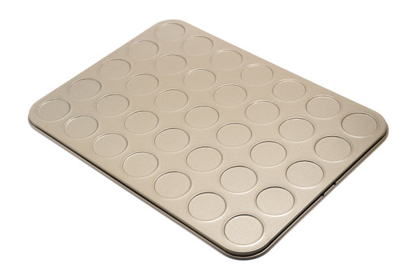 在白色背景上烘烤模具。图片下载