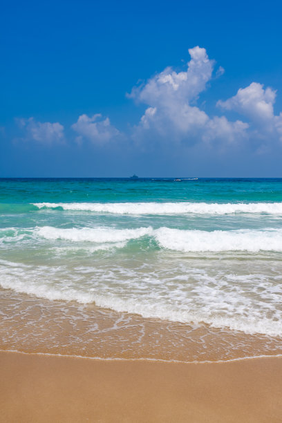 美丽的沙滩和海水在三亚岛图片下载