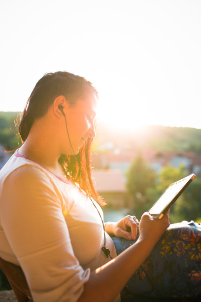 女性使用平板电脑图片下载