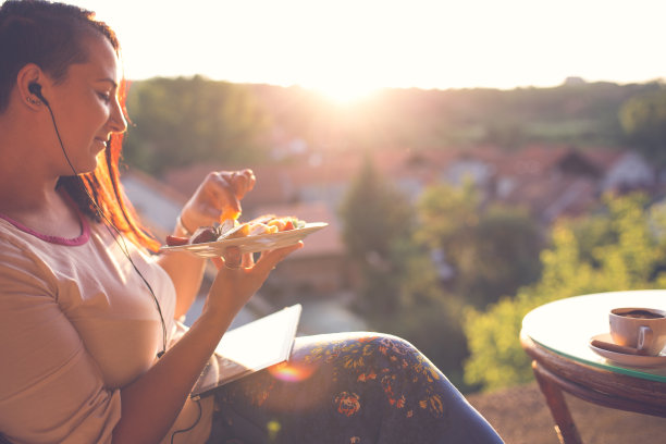 女人在家里的阳台上工作图片下载