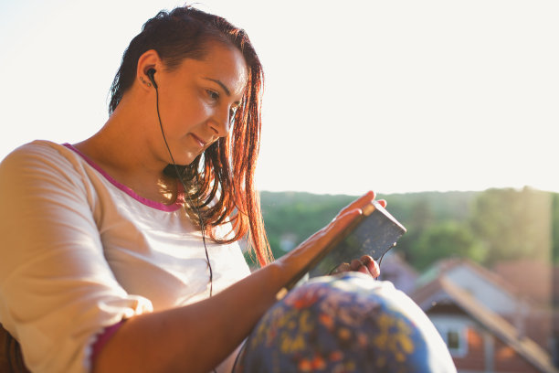 女性使用平板电脑图片下载