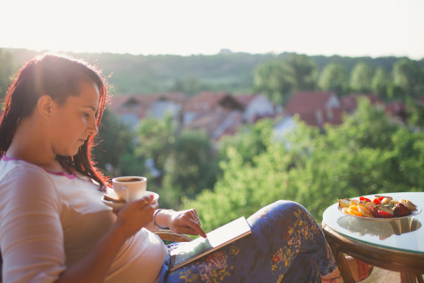 在家工作的妇女图片下载