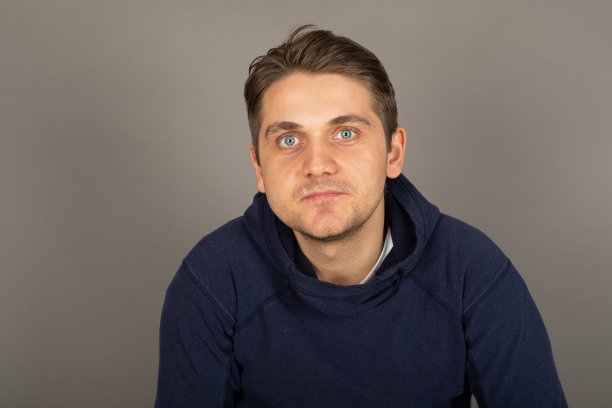 帅哥工作室肖像图片下载