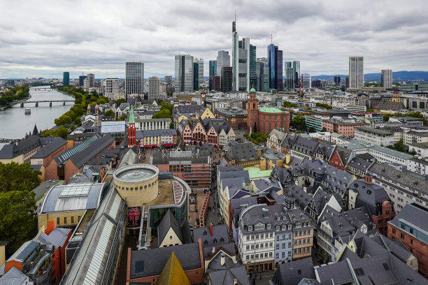 德国法兰克福，阿尔茨塔特(旧城)的天际线，Römerberg，新阿尔茨塔特(新旧城)和摩天大楼图片下载