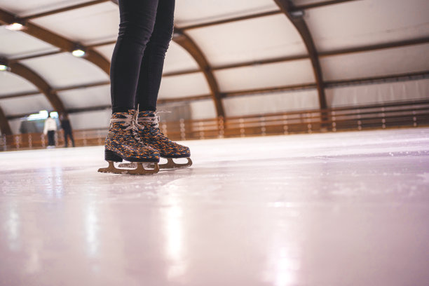 美丽的女人在溜冰场滑冰图片下载