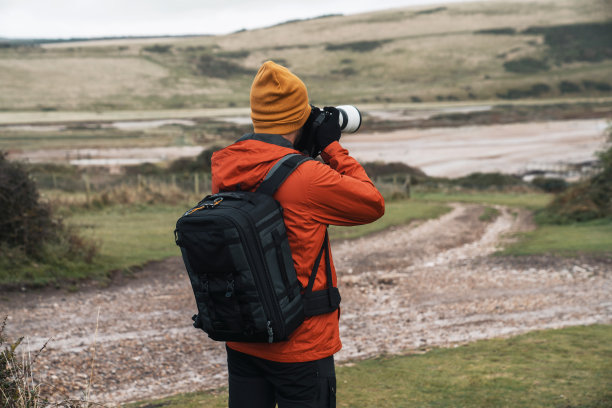 拍摄风景照片的男摄影师图片下载