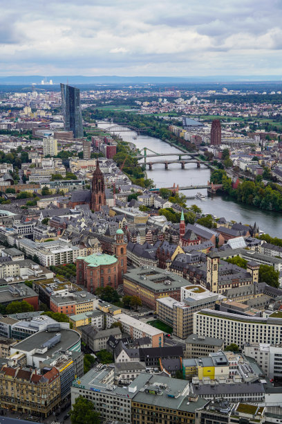 鸟瞰法兰克福老城(Altstadt)、新老城(Neue Altstadt)和主河图片下载