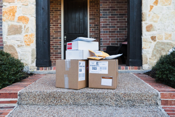 人行道上一堆快递图片下载