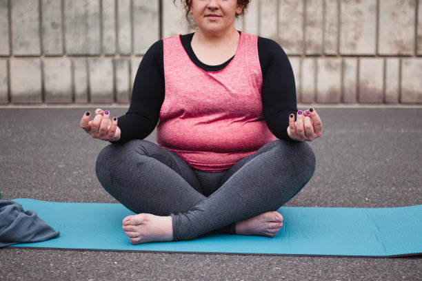 练习瑜伽和放松运动的女人图片下载