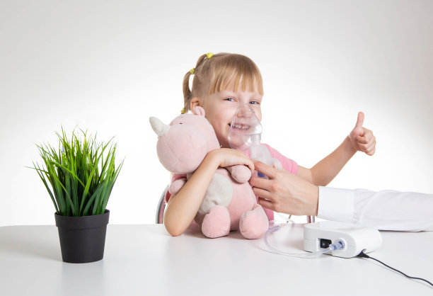 一名5岁的白人女孩正在家里用吸入器呼吸。治疗小儿咳嗽及肺部疾病，痰在支气管中稀释。图片下载