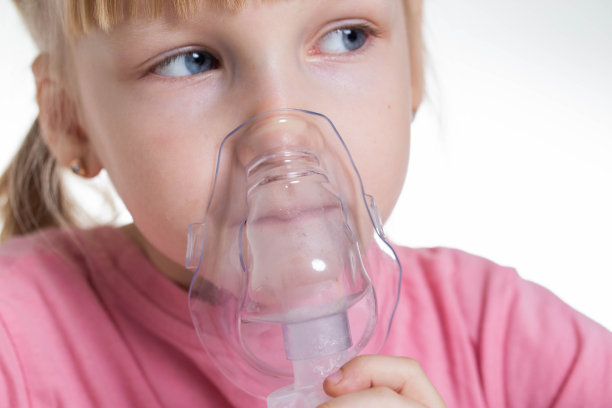 一名5岁的女孩吸入吸入器以稀释痰液以防肺部疾病。小儿咳嗽的治疗。喷雾器疗法图片下载