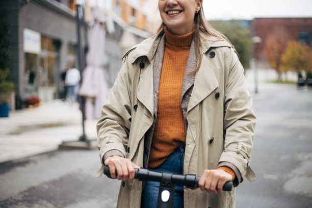 街上骑着滑板车的女人图片下载