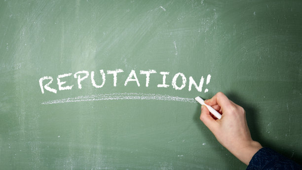 的声誉。文字与白色粉笔在绿色的粉笔板图片下载