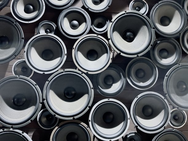 黑色背景的扬声器。木箱。高级模拟声学图片下载