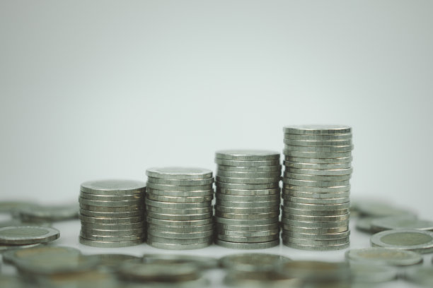 四叠硬币按图表排列。图片下载