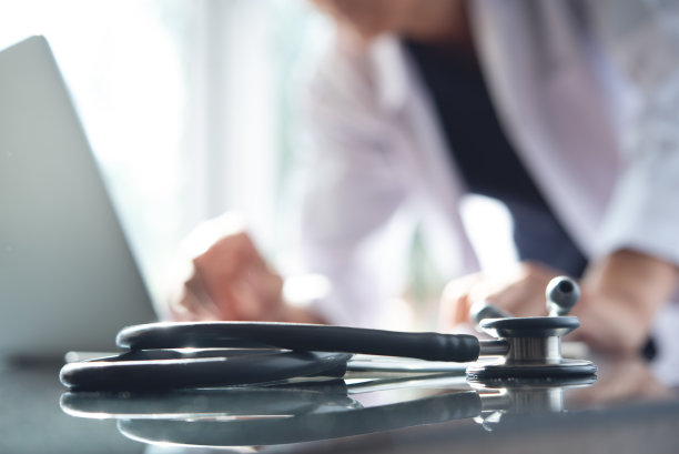 医生用手提电脑工作图片下载