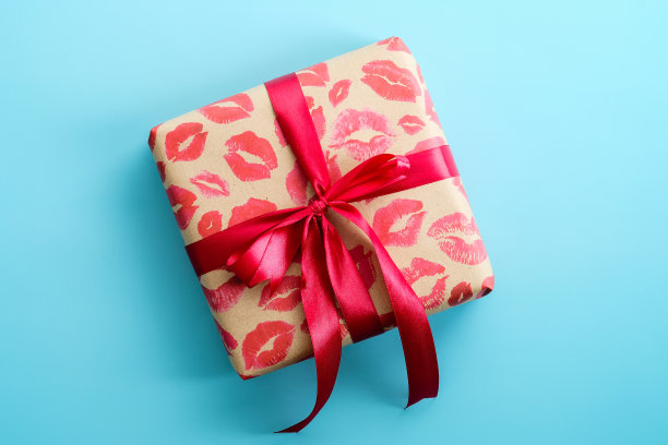 情人节礼盒包装牛皮纸与口红印在蓝色背景。图片下载