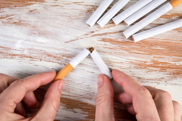 女人的手打碎了一支香烟。戒烟图片下载