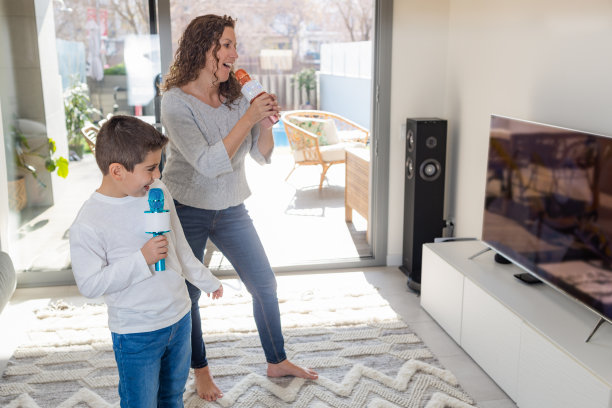 母子在家唱卡拉ok图片下载