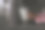 厨房里的女人往杯子里倒水，特写镜头图片下载