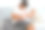 肖像上英俊的男子父亲坐在沙发上，抱着他的婴儿女儿，闻着，明白是时候换尿布了，男子穿着白色的t恤和短裤。图片下载