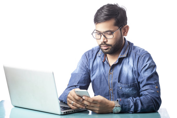 一名年轻男子在工作中分心时使用手机的工作室肖像图片下载