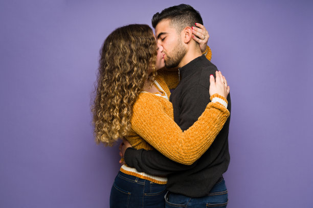 浪漫的男女朋友接吻图片下载