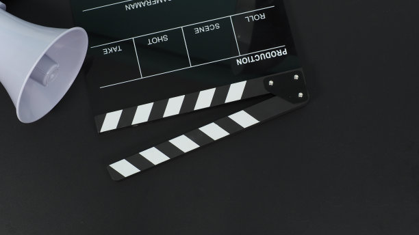 黑色拍板或电影石板和扩音器在黑色背景。图片下载