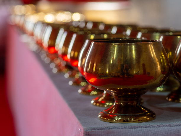 泰国素可泰Thungsaliam寺的佛教金施舍钵图片下载